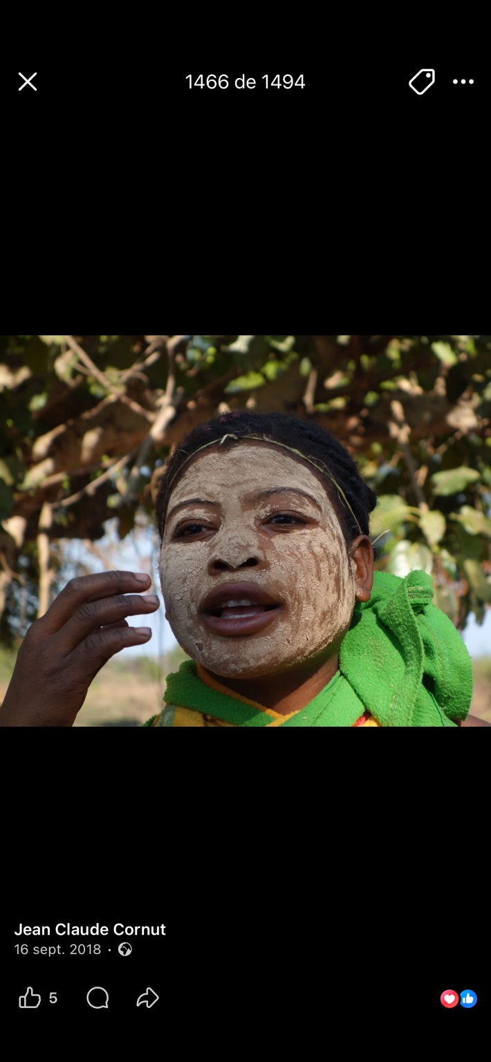 Portrait d’une femme portant un masque traditionnel malgache