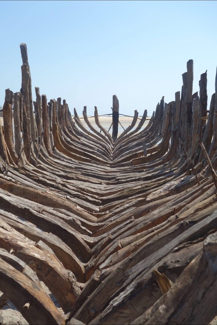 Intérieur de la charpente en bois d’un bateau traditionnel en construction