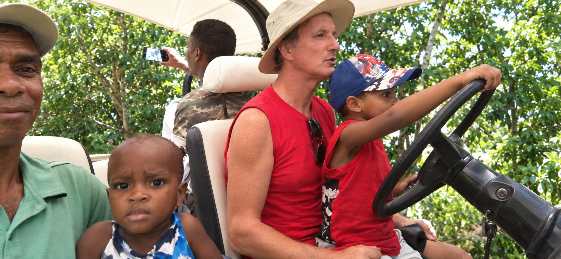 Didier apprend à son fils les premiers gestes de conduite du BJ42