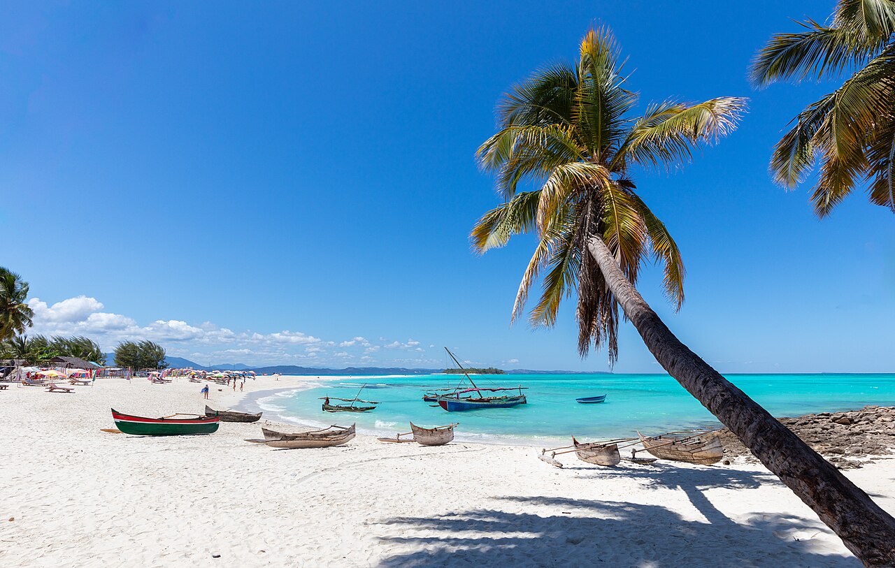 Banc de sable et eaux turquoise dans l’archipel de Nosy Be
