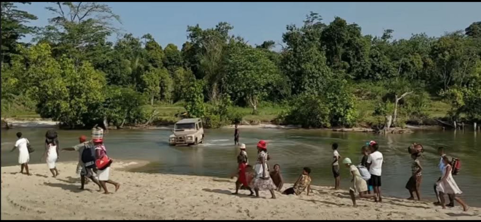 Rencontre au bord d’une rivière à Madagascar