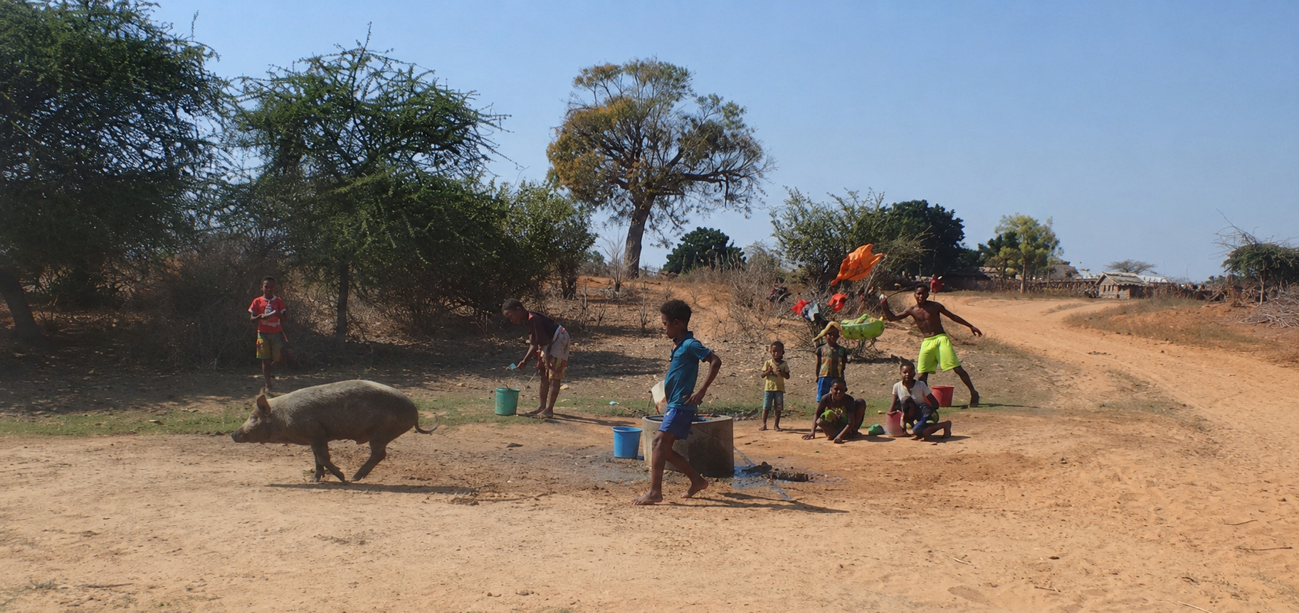 Scène de vie quotidienne dans un village malgache