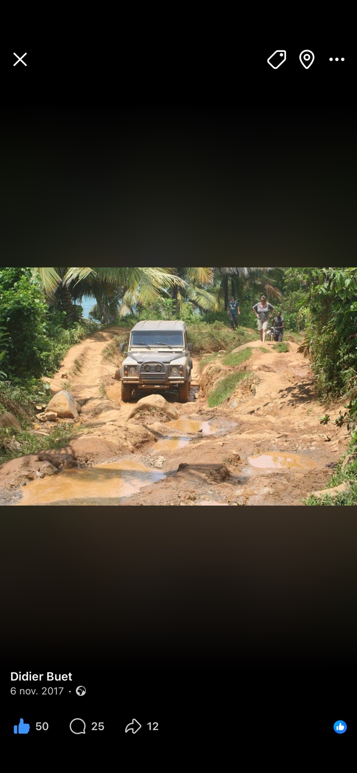 4x4 beige progressant sur une piste technique de Madagascar