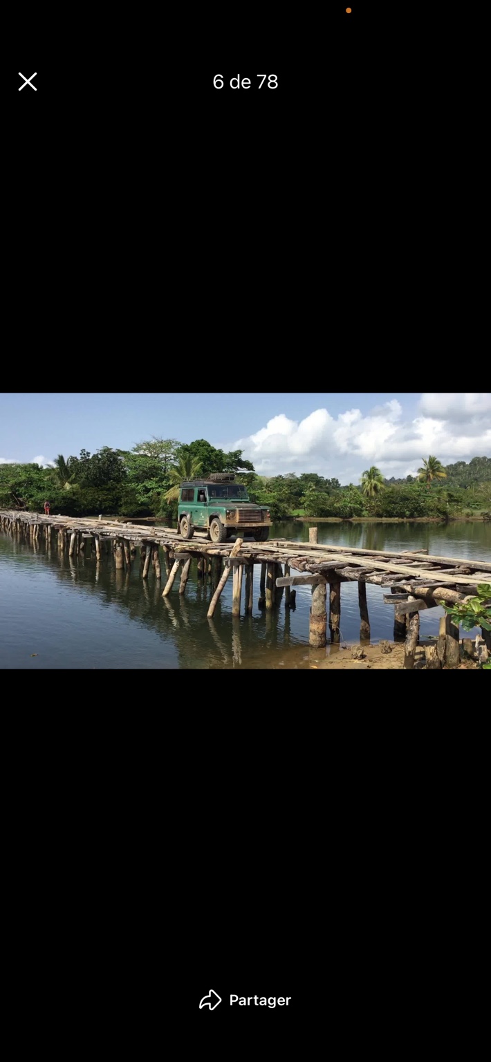 Land Rover vert franchissant un pont de bois sur la RN5