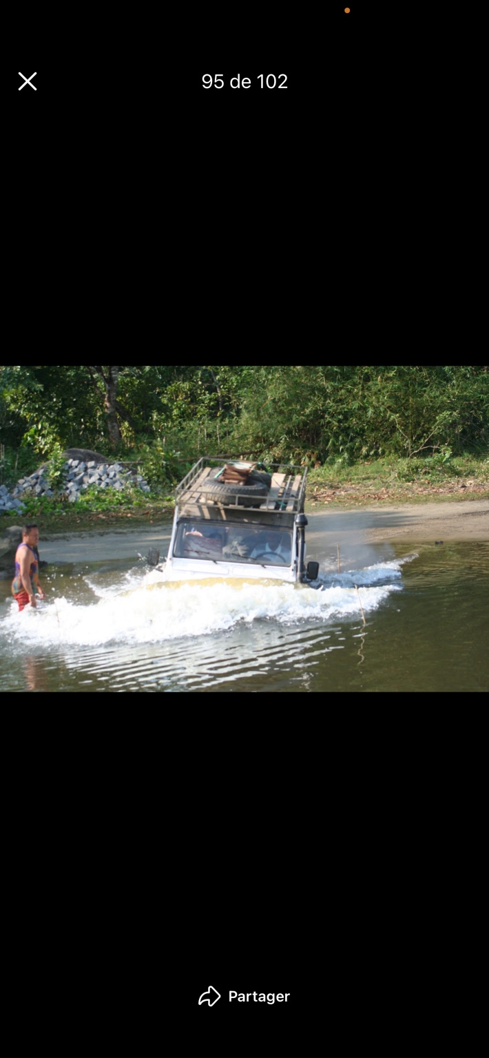 4x4 franchissant une rivière à Madagascar