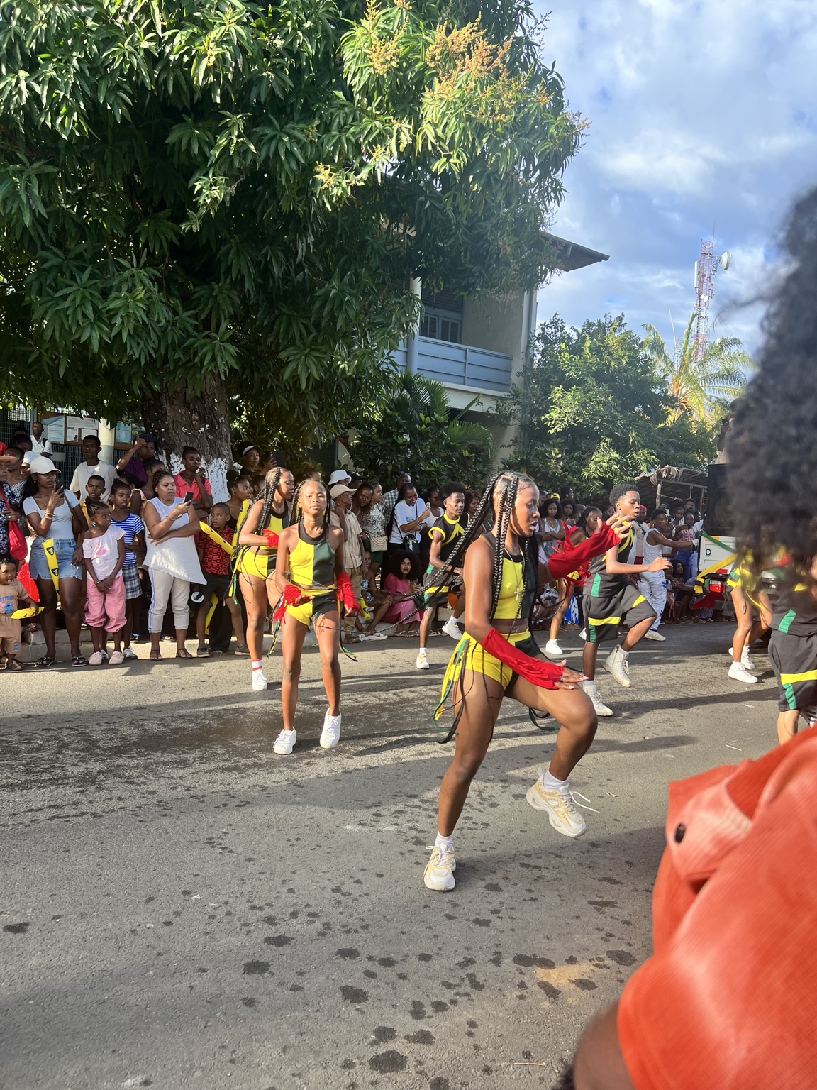 Danseuses en jaune, vert et rouge pendant le carnaval Sômarôho 2026