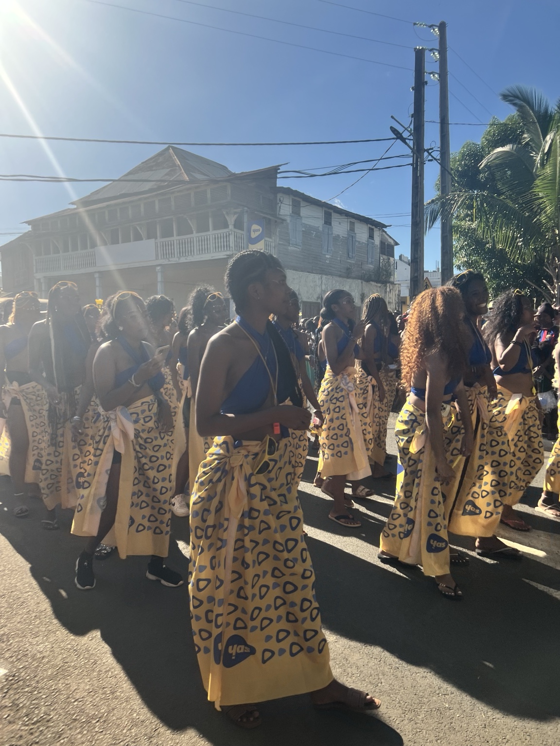 Groupe de participantes en tenues jaunes au carnaval Sômarôho