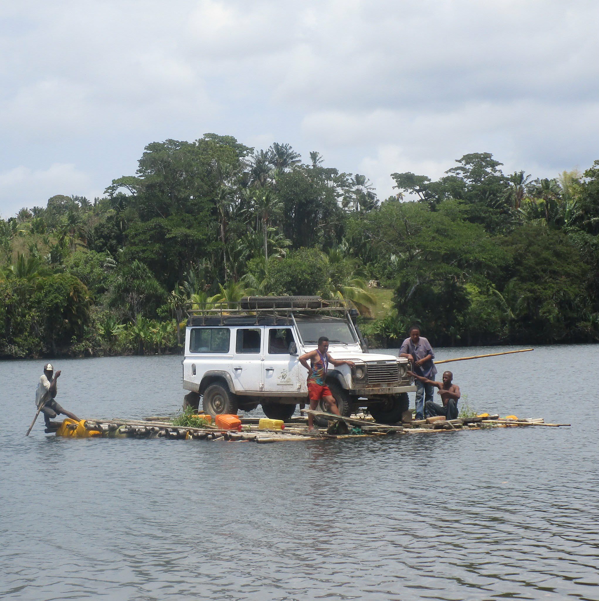 Defender blanc transporté avec son équipe sur un radeau traditionnel